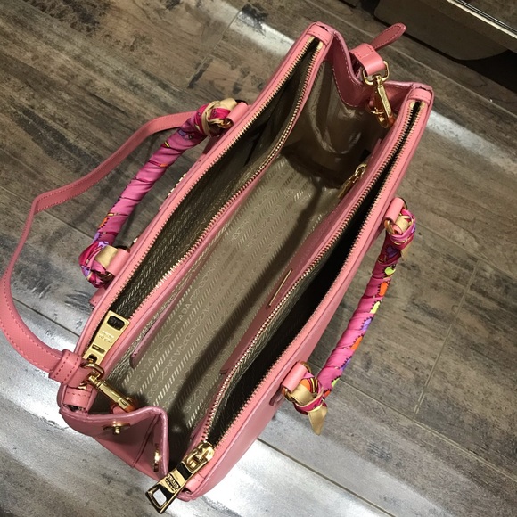 💗Authentic Prada Saffiano Lux Bag💗 - Picture 4 of 9